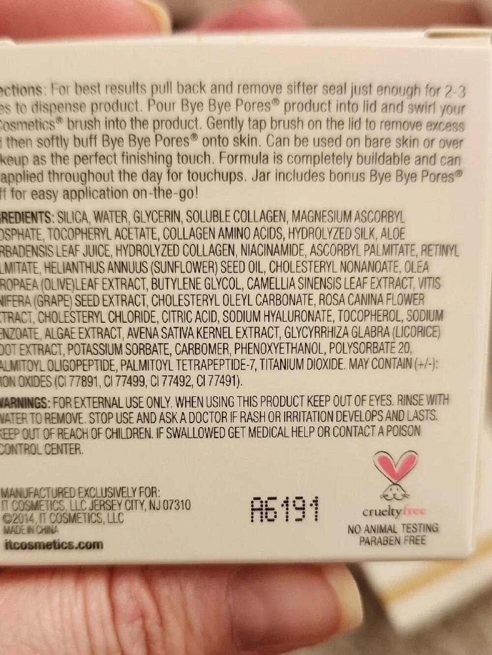 it cosmetics Bye Bye Foundation & Bye Bye Pores Set in Pink Packaging